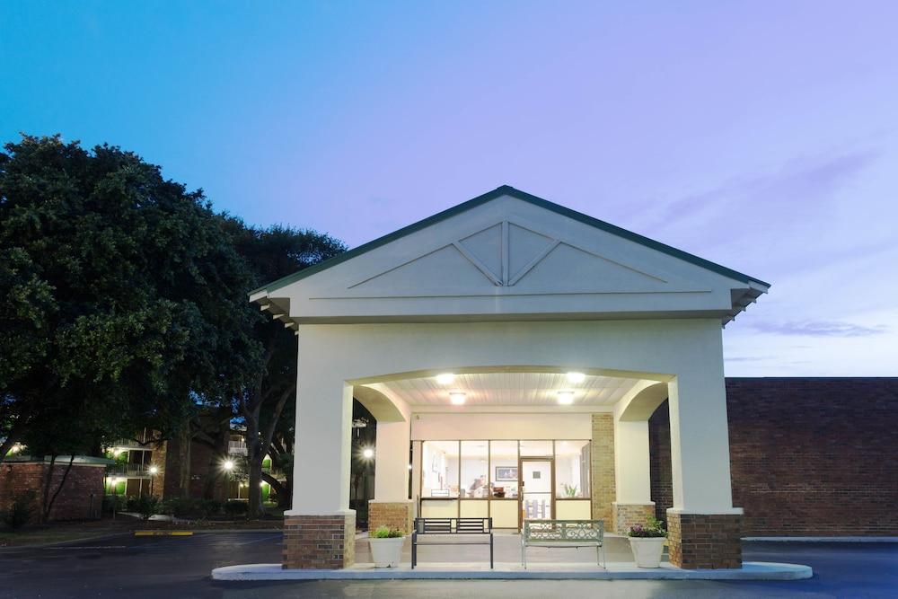 Days Inn By Wyndham Mt Pleasant-Charleston-Patriots Point Екстериор снимка
