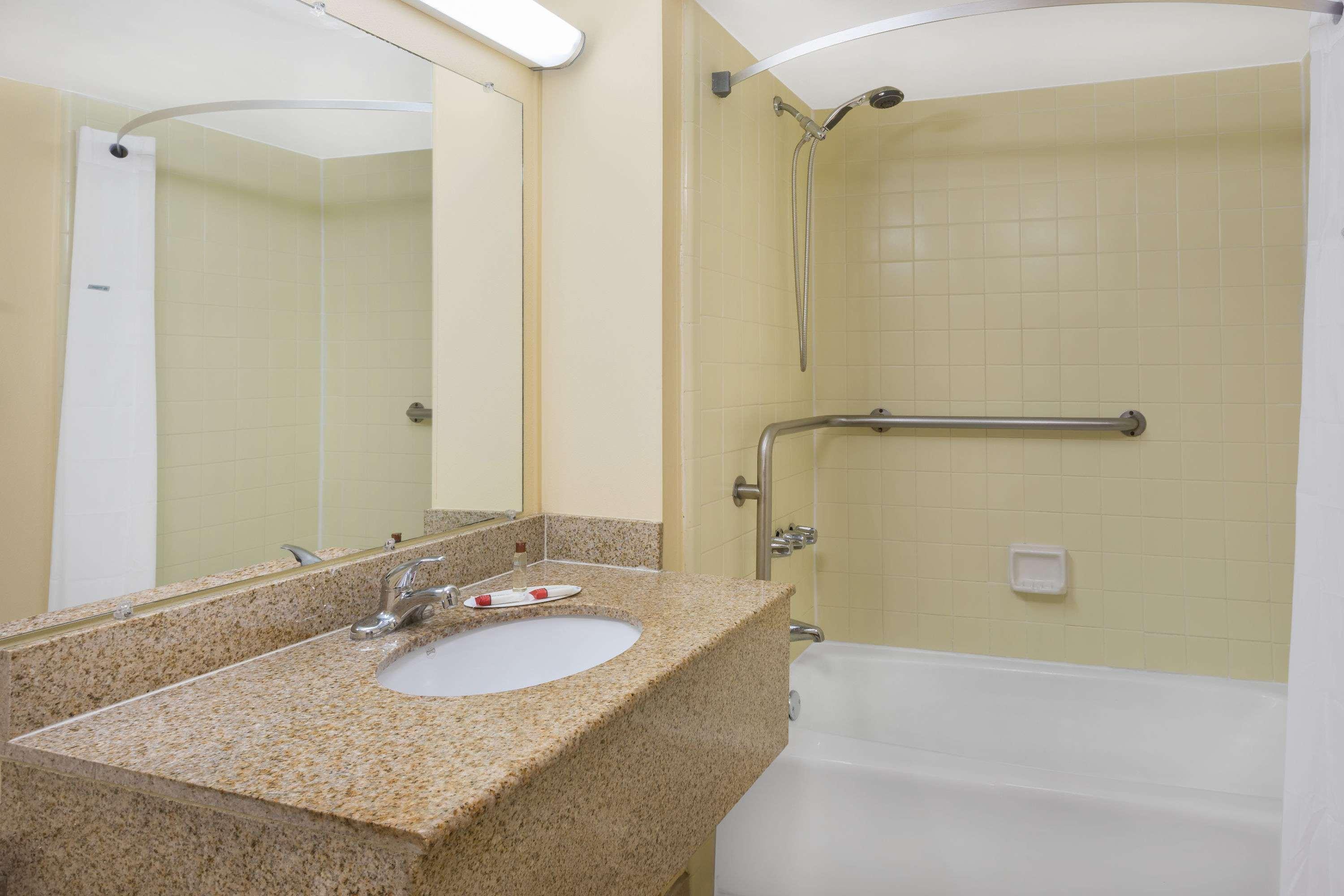 Days Inn By Wyndham Mt Pleasant-Charleston-Patriots Point Екстериор снимка
