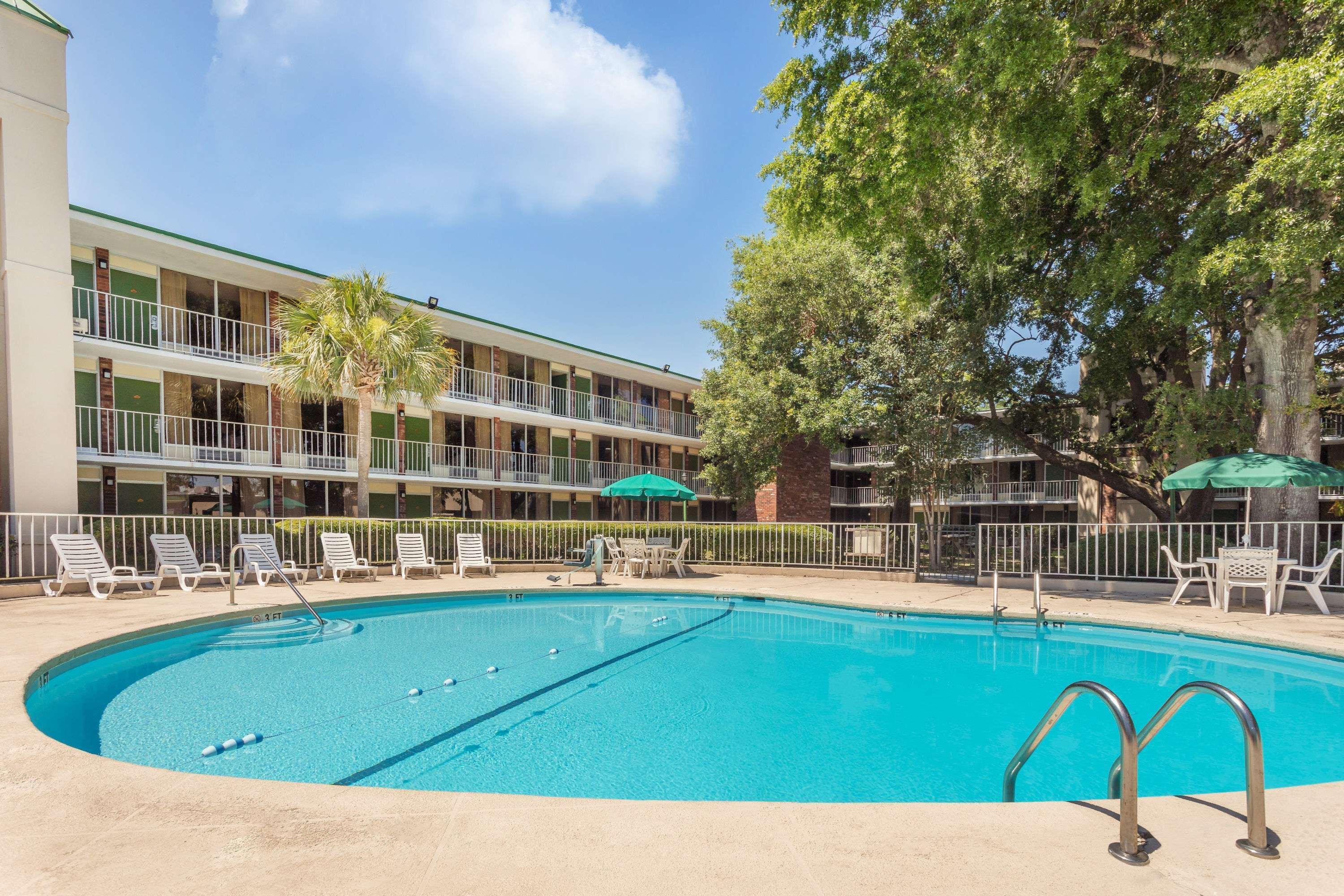 Days Inn By Wyndham Mt Pleasant-Charleston-Patriots Point Екстериор снимка